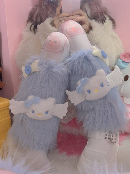 ピンクの子猫と骨のぬいぐるみで飾られた暖かいシャギーレッグウォーマー