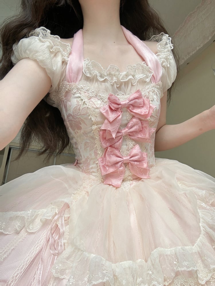 ベージュの伸縮性のあるネックラインのパフスリーブブラウス