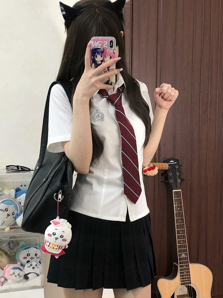Preppy Besticktes Abzeichen-Shirt, kurz, JK-Stil, weiße Ärmel, Uniform