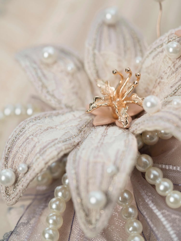 Blaue/lila/graue Lilienbrosche mit Perlendetails