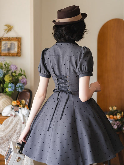 ブラックグレーのパフダークドレスの袖の小さなハート型パターンのファッションレトロ