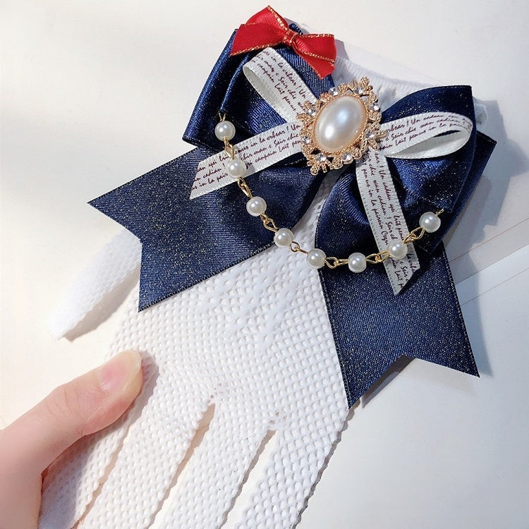 Weiß-blaue Spitzenhandschuhe mit Perlenanhänger und Schleife