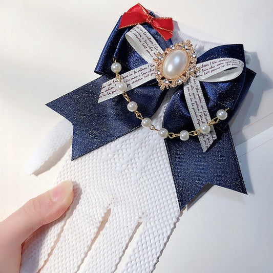 Weiß-blaue Spitzenhandschuhe mit Perlenanhänger und Schleife