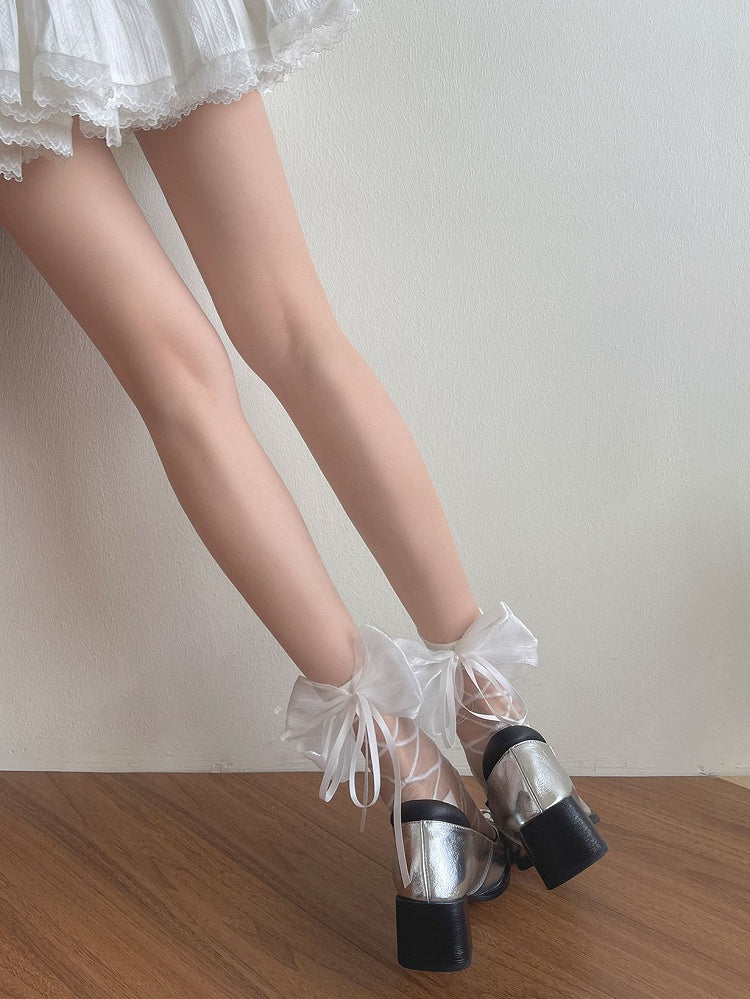 Halbtransparente Socken mit Schleife und weißen Details