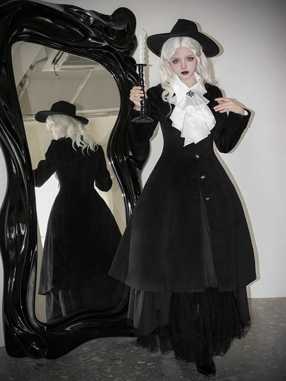 黒のカーブしたコウモリの羽根の形の襟のゴシックロリータコート