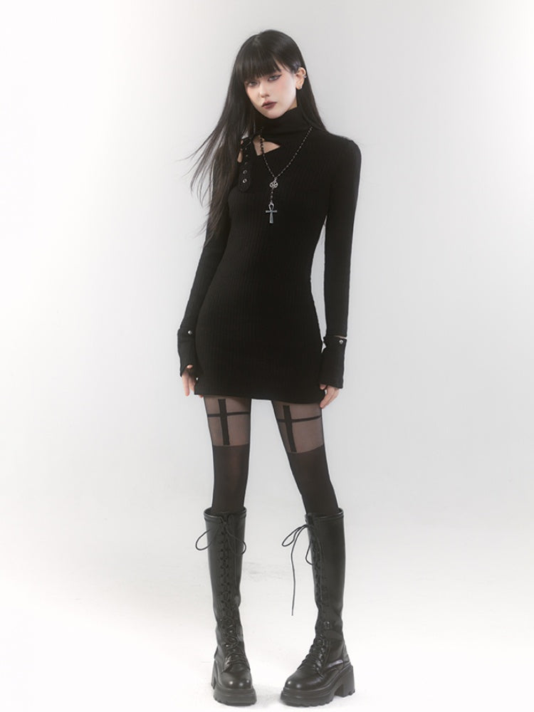 Robe noire en maille à col haut, découpes, bretelles à boucle, longueur cuisse