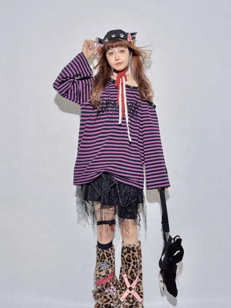 Schwarz-weiß gestreiftes Top mit asymmetrischem Ausschnitt