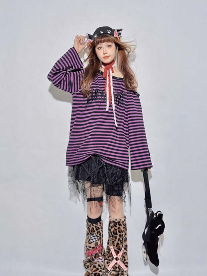 Schwarz-weiß gestreiftes Top mit asymmetrischem Ausschnitt