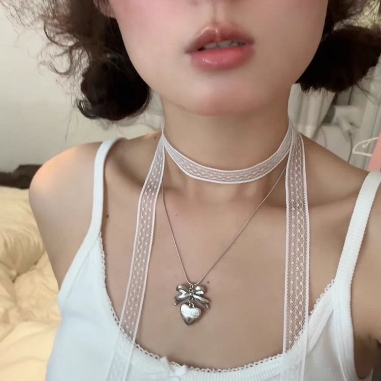 Halskette mit Schleifenanhänger in Silber