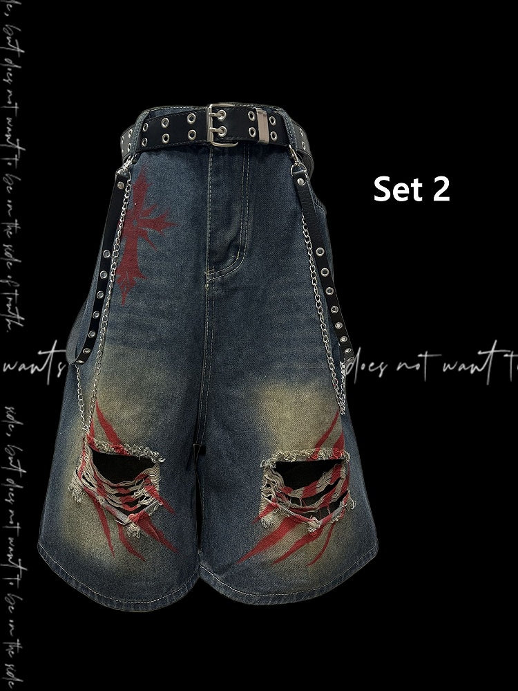 Blaue Denim-Shorts mit weitem Bein und verblassten Löchern im Scratch-Waschung-Look