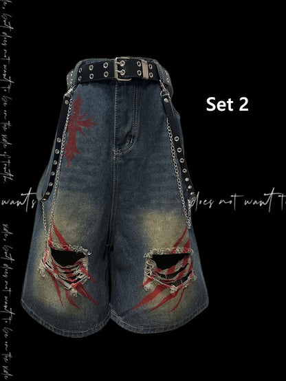 Blaue Denim-Shorts mit weitem Bein und verblassten Löchern im Scratch-Waschung-Look