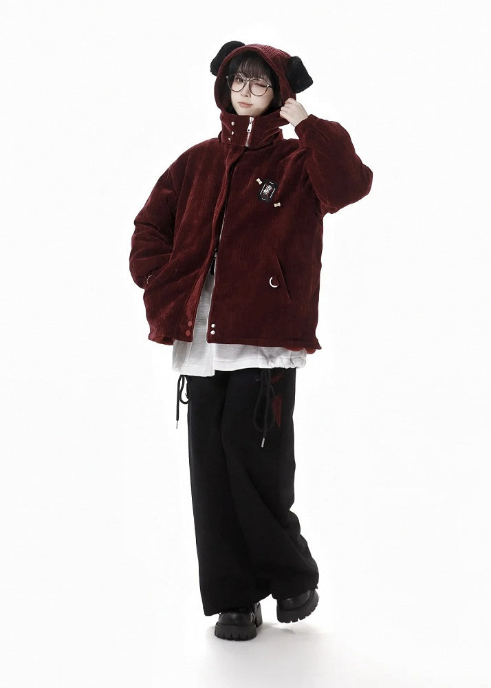 ワインレッドのハイネックパピーイヤーフード付きコート