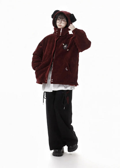 ワインレッドのハイネックパピーイヤーフード付きコート