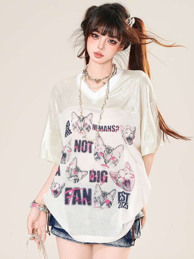 Vネックの猫柄デイリーカワイイプリントTシャツと文字ホワイト