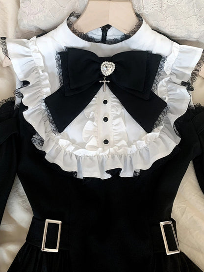 Kleid mit offenen Schultern, verstellbaren Herzschnallen und Taschentuchsaum und Jirai Kei, Schwarz/Weiß