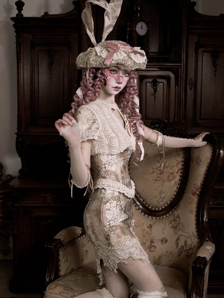 サイドレーススカートとカットアウトアクセントのリボンピンクハート型