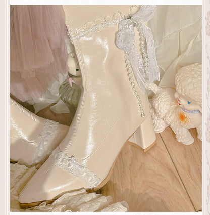 ベージュのポインテッドトゥ、レースとビーズのチェーンブロックヒール、ニーハイブーツ