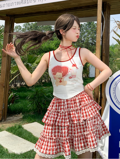 スイートなチェック柄ティアードスカート。レッドのトリム。全体にチェリープリントのレース。