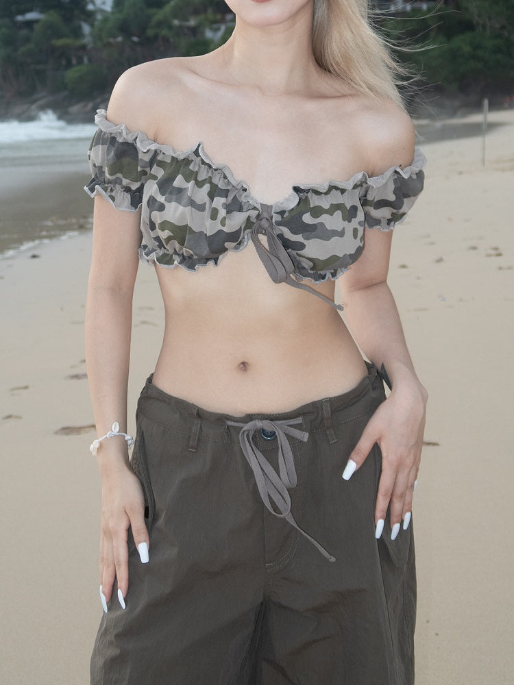 Glamouröses, kurzes, trägerloses Top mit hellem Camouflage-Muster und Rüschenbesatz sowie kurzen Puffärmeln