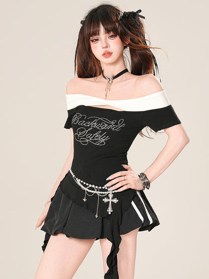 オフショルダーネックラインのほろ苦いTシャツ グラマラスレッド/ブラック