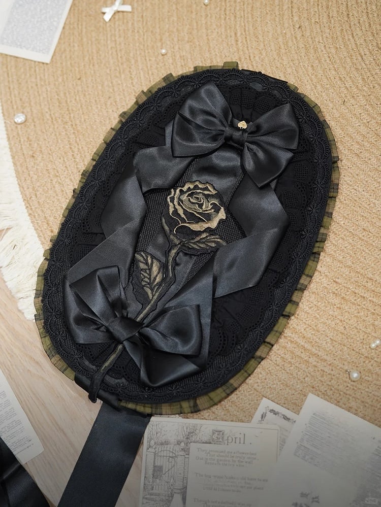 Akzente mit Lolita-Schleife, grün/rot bestickte Motorhaube, schwarze Rose