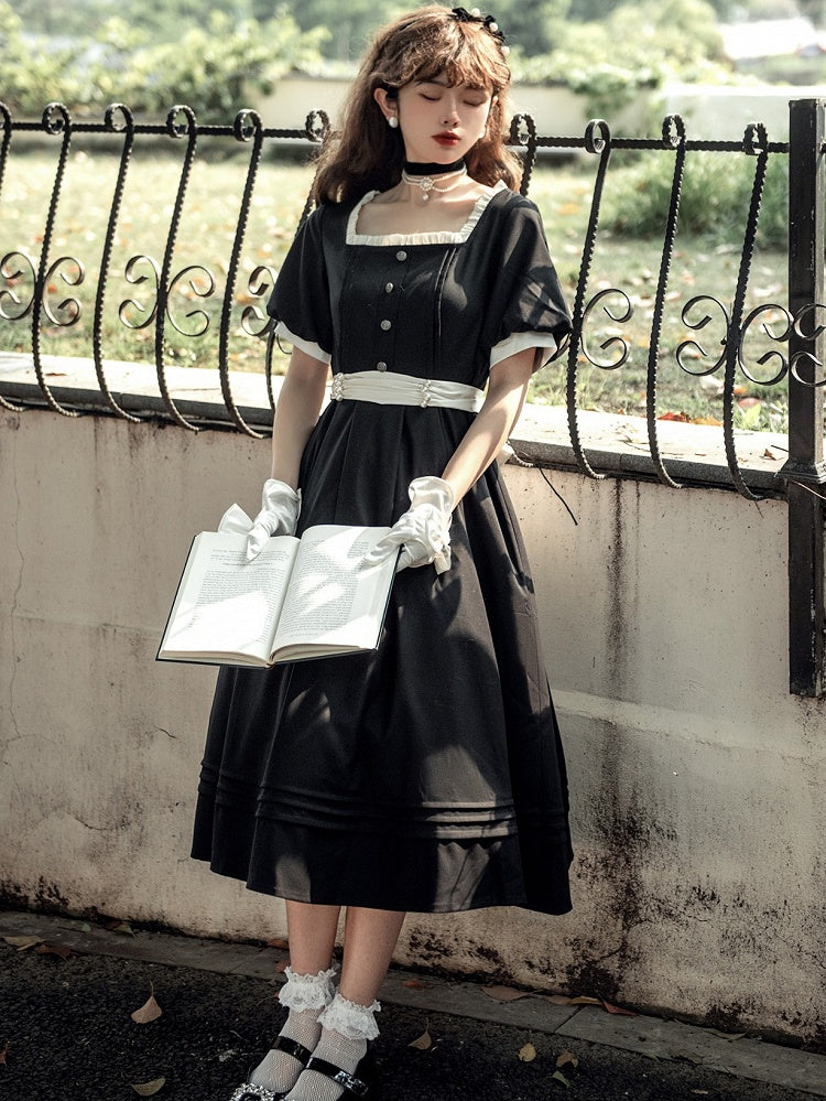 Schwarzes Puffkleid mit elegantem Ausschnitt und Ärmeln