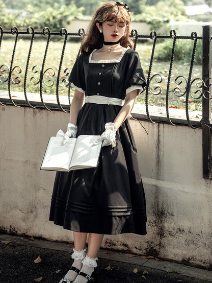 Schwarzes Puffkleid mit elegantem Ausschnitt und Ärmeln