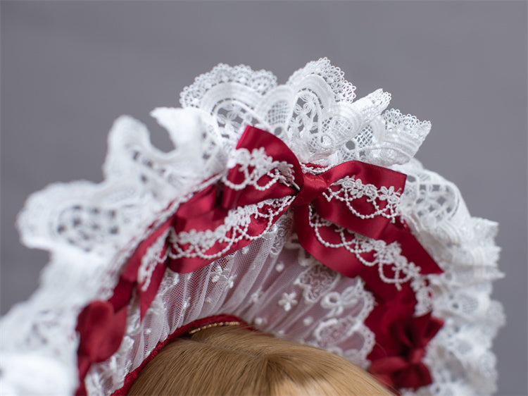 Spitzenbesatz mit Schleife in Weiß und Weinrot
