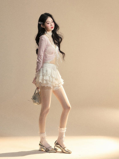 クロップド丈トップ、花柄、ピンクのベルスリーブ、バタフライ、華やか、トップに装飾レース付き