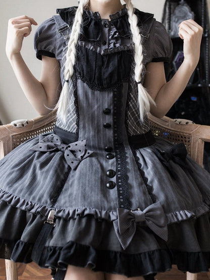 グレーのフリル付きダークスリーブシャツ、ネックライン、ショート丈、ストライプ