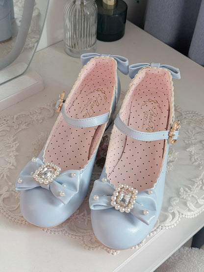 ラウンドメリートゥ、ロリータラインストーンとディテールがあしらわれたリボン結びのジェーンズビーズのブルーシューズ