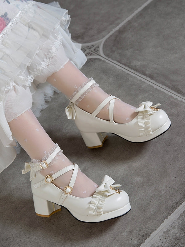 Blockabsätze mit Charm-Stern und Herz, weiße Zierschnallen, Lolita-Rüschen, Oberteil mit mittlerer Schleife