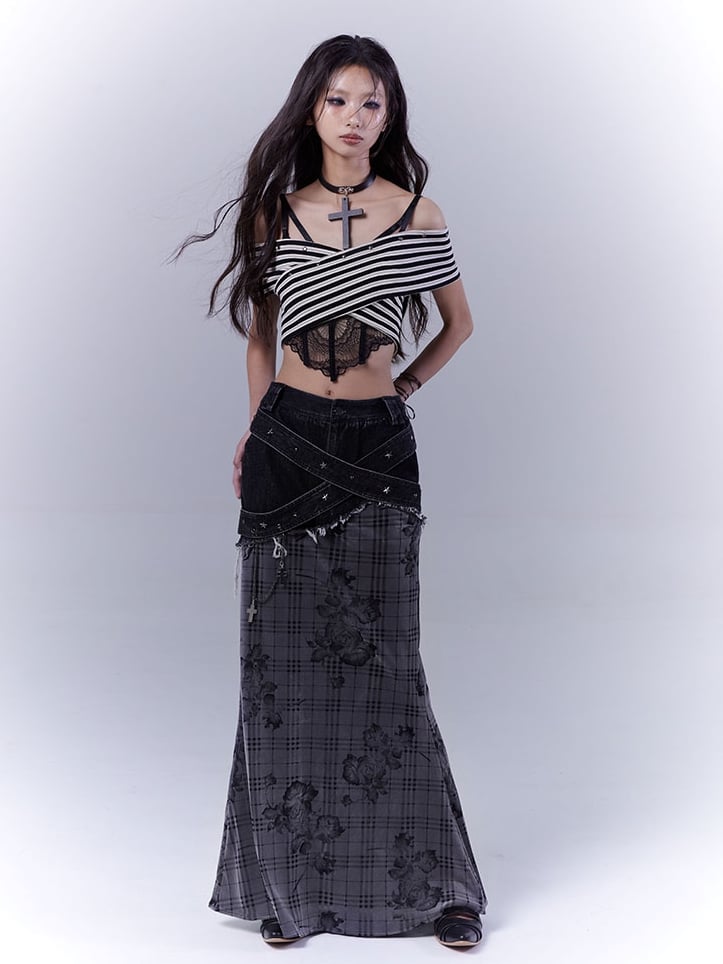 オフショルダーのホワイトネックラインのスタッズ付きストラップレストップ、ブラックストライプ