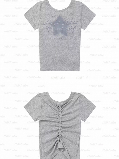 グレーのラウンドネック、スタープリント、カットアウト、グラマラスディテール、バックTシャツ