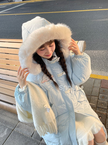 ブルーのキュートなラムアップリケの蝶結びディテールフード付きダウンコートロングバージョン