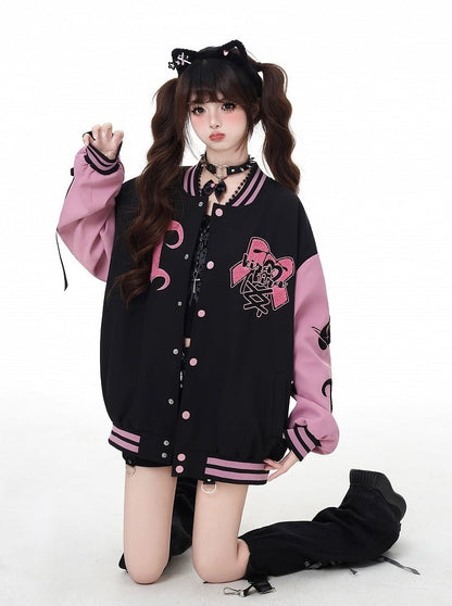 ブラック＆ピンクのリボン刺繍がほろ苦いベースボールジャケット。袖にレースアップディテール。