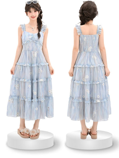 Ärmelloses Kleid mit Blumenstickerei, gestuftem blauem Chiffon und Flatterrock