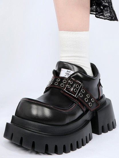Schnalle, kräftige Absätze, Rock-Punk mit Akzenten, klobige Sohle – Plateau