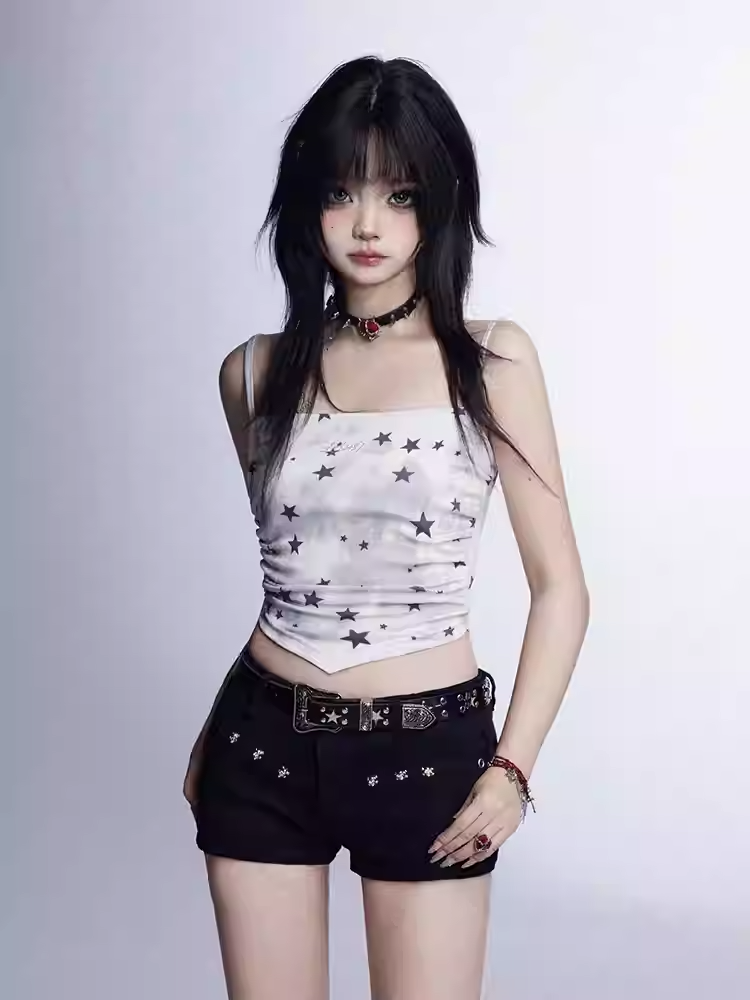 Glamorous – Kurzes Cami-Top mit weißem Bindeband und Dye-Sternenprint