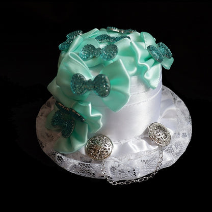 帽子の蝶結びで飾られたミニホワイトグリーン