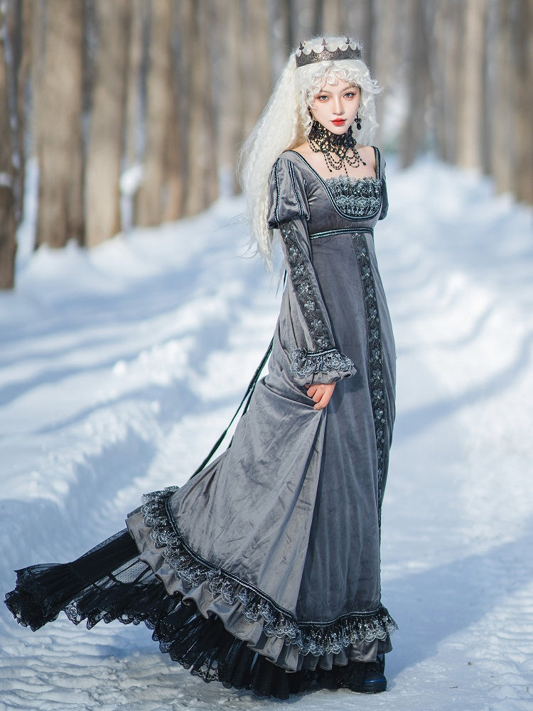 グレーのエンパイアウエスト、エレガントなロリータスクエアネックライン、ジュリエットスリーブ、ベルベットドレス