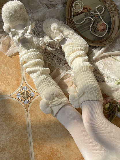 Weiße süße gestrickte Beinwärmer mit herzförmigen Pompons