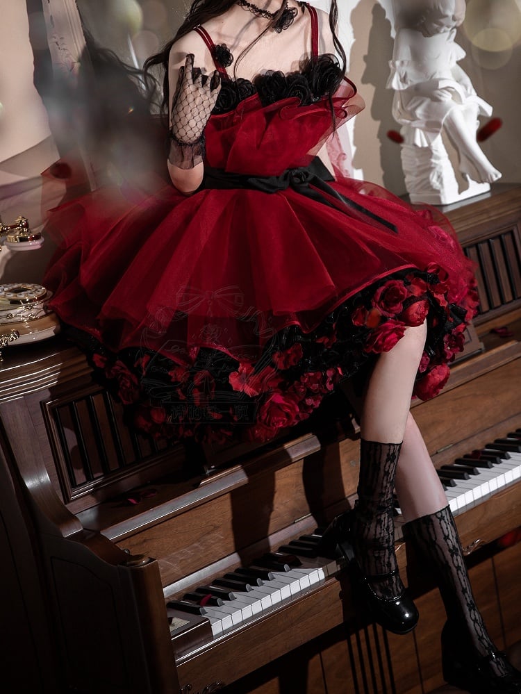 黒のドレス、ネックラインのパーティージャンパー、誕生日ストラップ、花柄の赤とロリータスカート、スパゲッティ