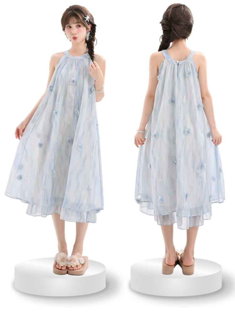 Blaues Neckholder-Kleid aus Chiffon mit floralen Akzenten