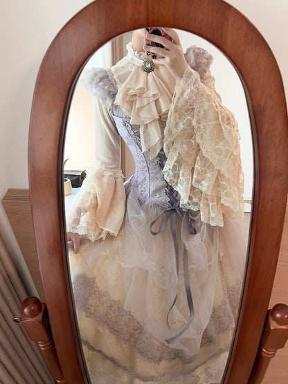 Beige Bluse mit Jabot-Krawatte, Rüschenausschnitt und langen Glockenärmeln