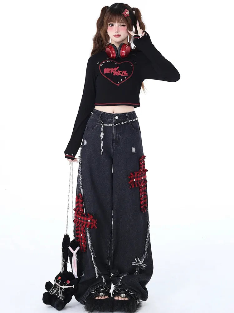 黒のワイドなダメージジーンズ、チェック柄、パンク風、脚穴、赤い十字架