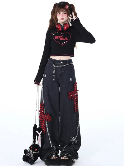 黒のワイドなダメージジーンズ、チェック柄、パンク風、脚穴、赤い十字架