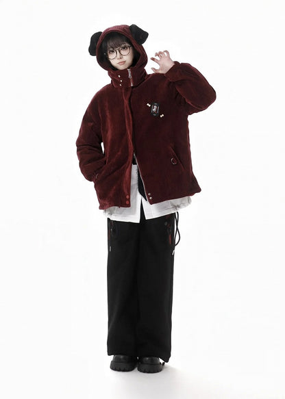 ワインレッドのハイネックパピーイヤーフード付きコート