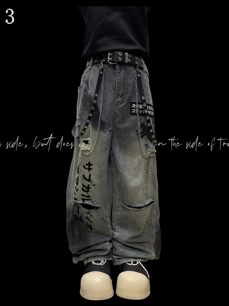 アップリケとブルーのカットディテール、クロス、ダメージ加工の穴、レタードのワイドレッグジーンズ