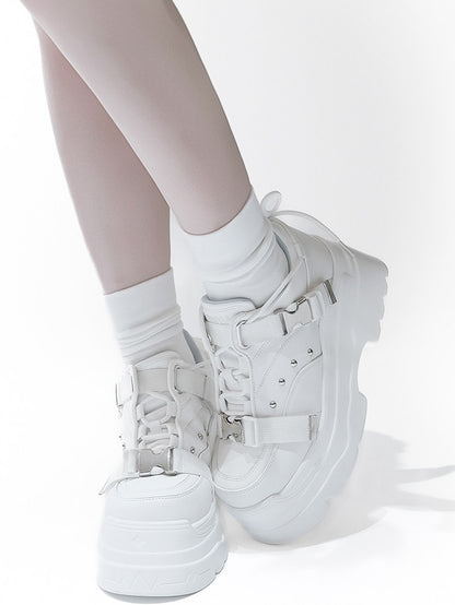 Plateformes Techwear blanches doubles en PU à clous et finitions mates